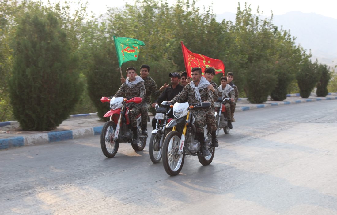 رژه موتور سواران و غبار روبی گلزار شهدا به مناسبت هفته دفاع مقدس در شهرستان باغملک
