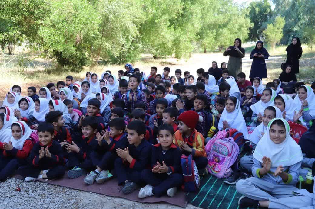 حضور کتابخانه‌های سیار کانون خوزستان در روستاها