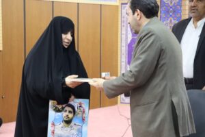 رئیس کل دادگستری خوزستان از مادر شهید رضا عادلی تجلیل کرد
